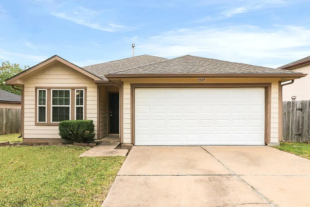 3 bed, 2.0 bath, 1474 sqft, $1,685 — Photo 1