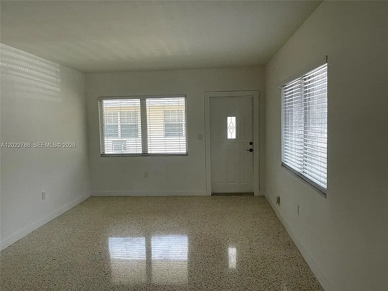 940 SW 4th Ave #1 — Photo 7
