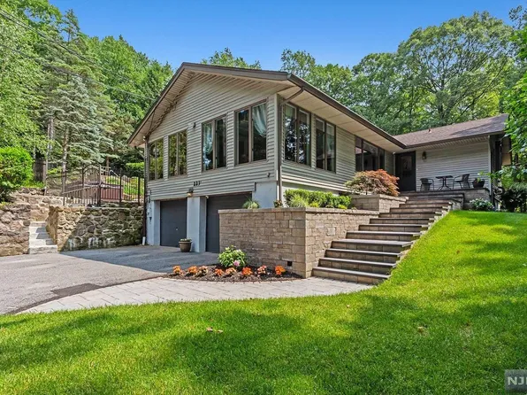 223 Old Woods Rd, Kinnelon, NJ 07405