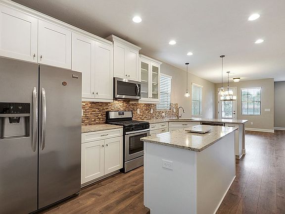 3BD/2.5BA/2 CAR GARAGE