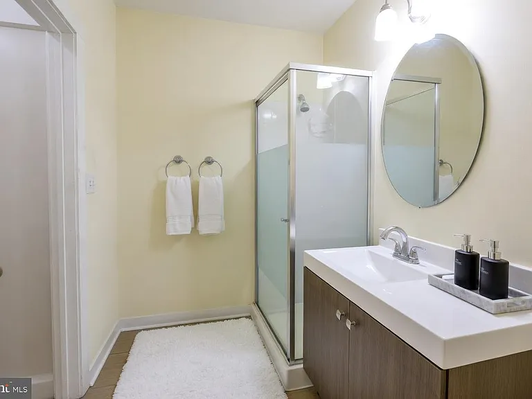 1558 N Randolph St — Photo 25