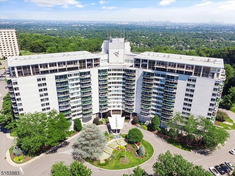 1st image of 1 Claridge Dr APT 121