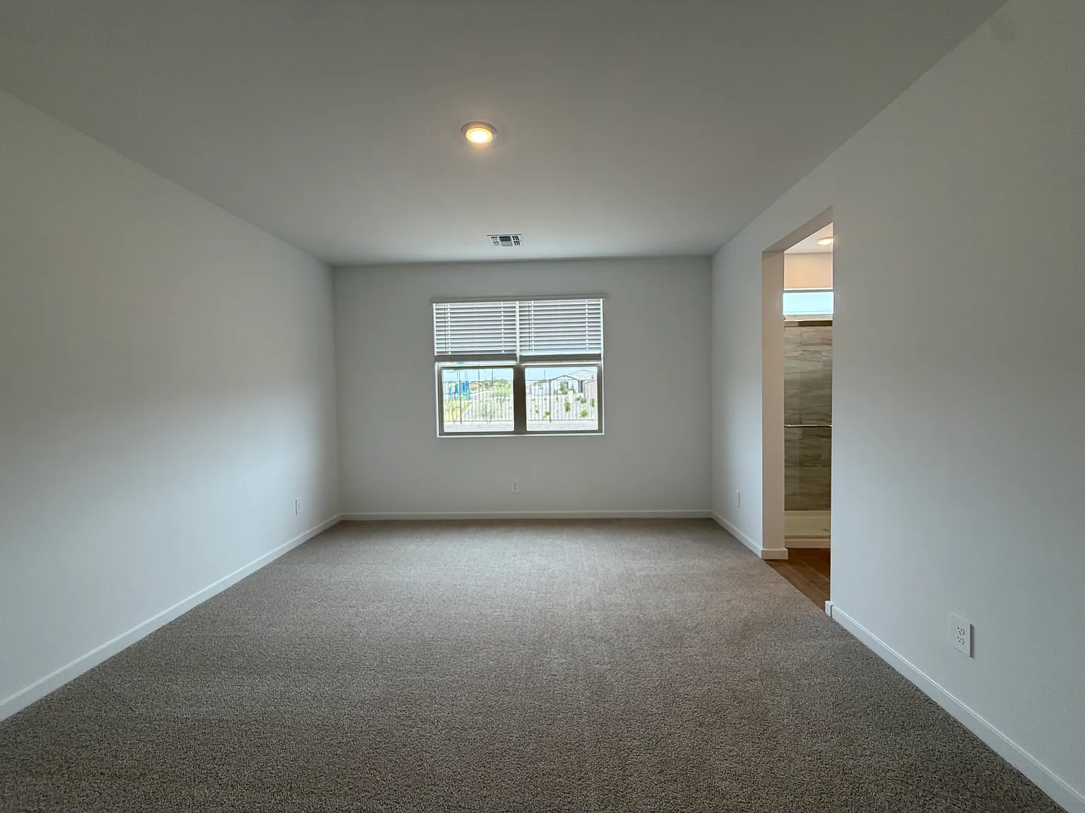 4 bed, 2049 sqft, $2,295 — Photo 4