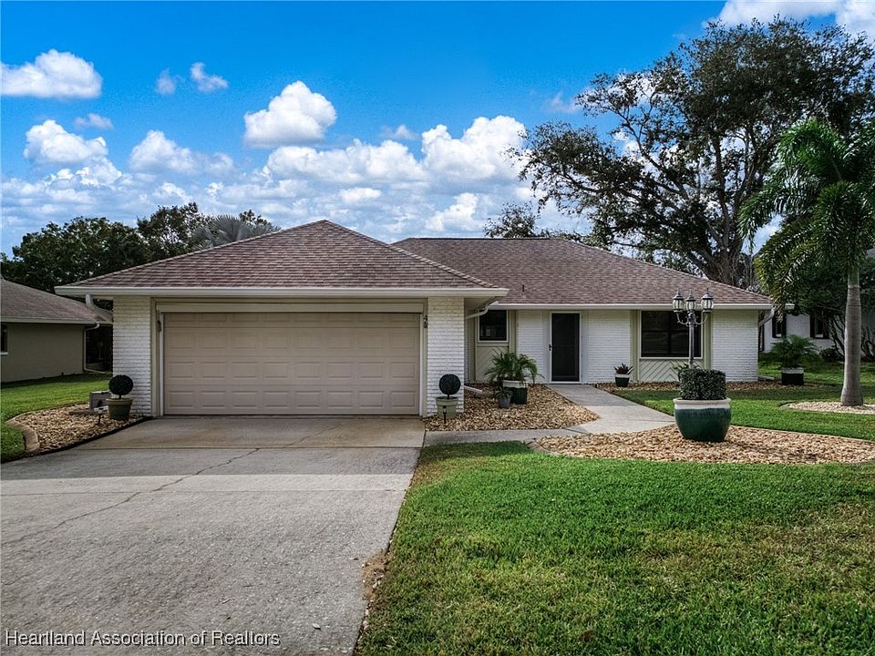 1st image of 4 Rosewood Dr N