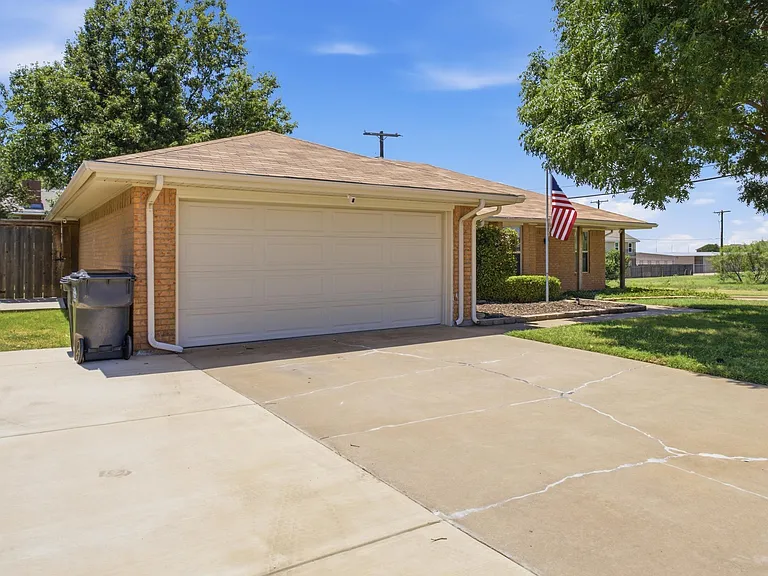 5526 Russell Dr — Photo 3