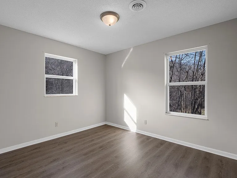 Sunset Manor Apartments — Photo 30