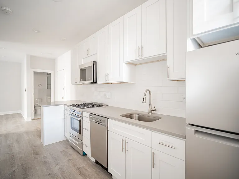 627-41 W Roscoe St — Photo 7