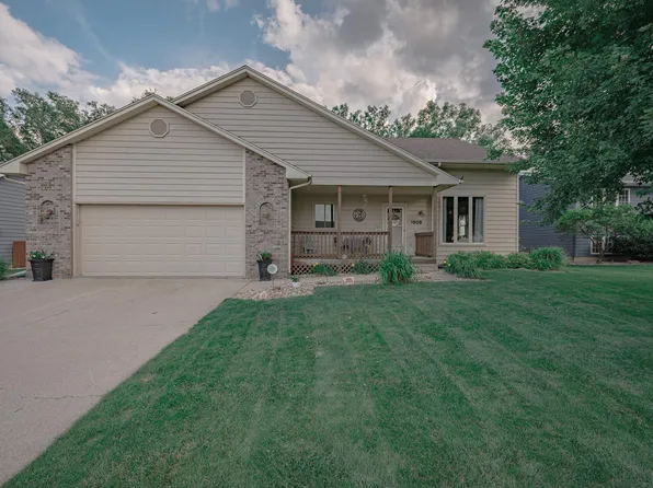 1908 Country Club Dr, Elk Point, SD 57025