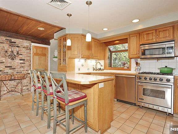 3rd image of 20 Spring Valley Rd