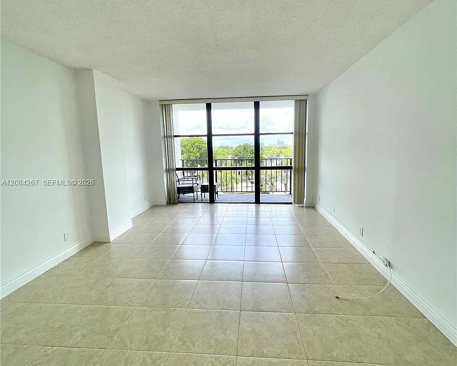 1000 Parkview Dr #527