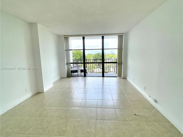 1000 Parkview Dr APT 527, Hallandale, FL 33009