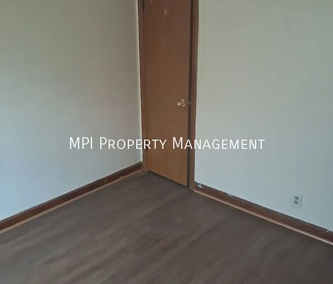 232 N 75th St #8 — Photo 9