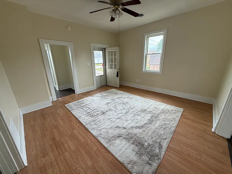 1309 E Walnut St — Photo 1