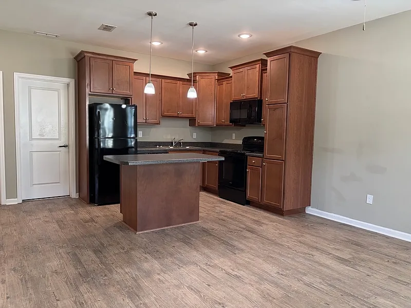 3 bed, 3.0 bath, 1306 sqft, $1,600 — Photo 1