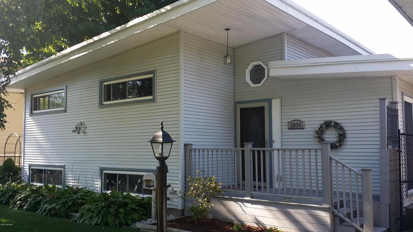 2074 Arbor Ave photo 1