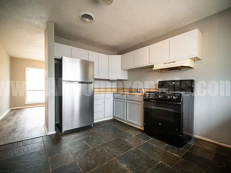 916 Desoto Pl — Photo 4