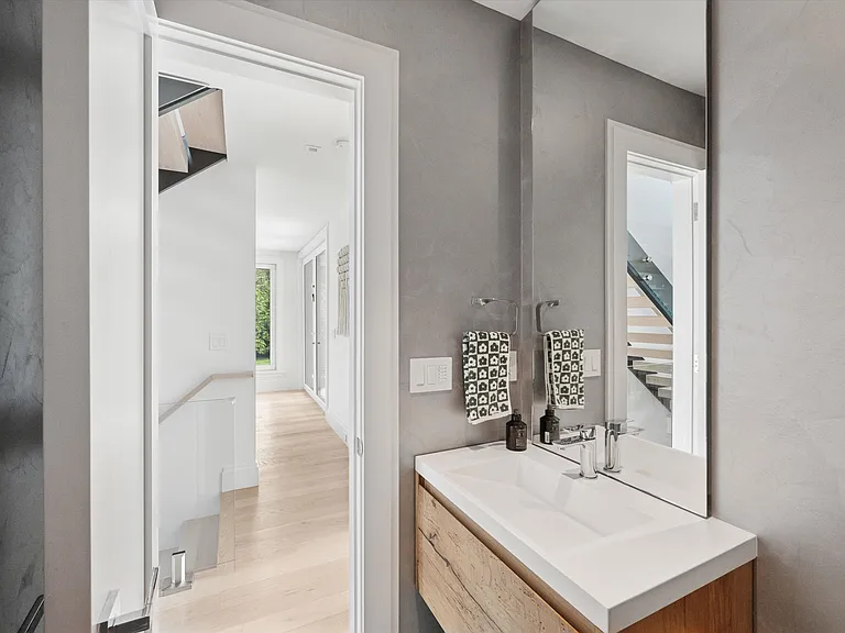 28 Canoe Place Rd — Photo 16