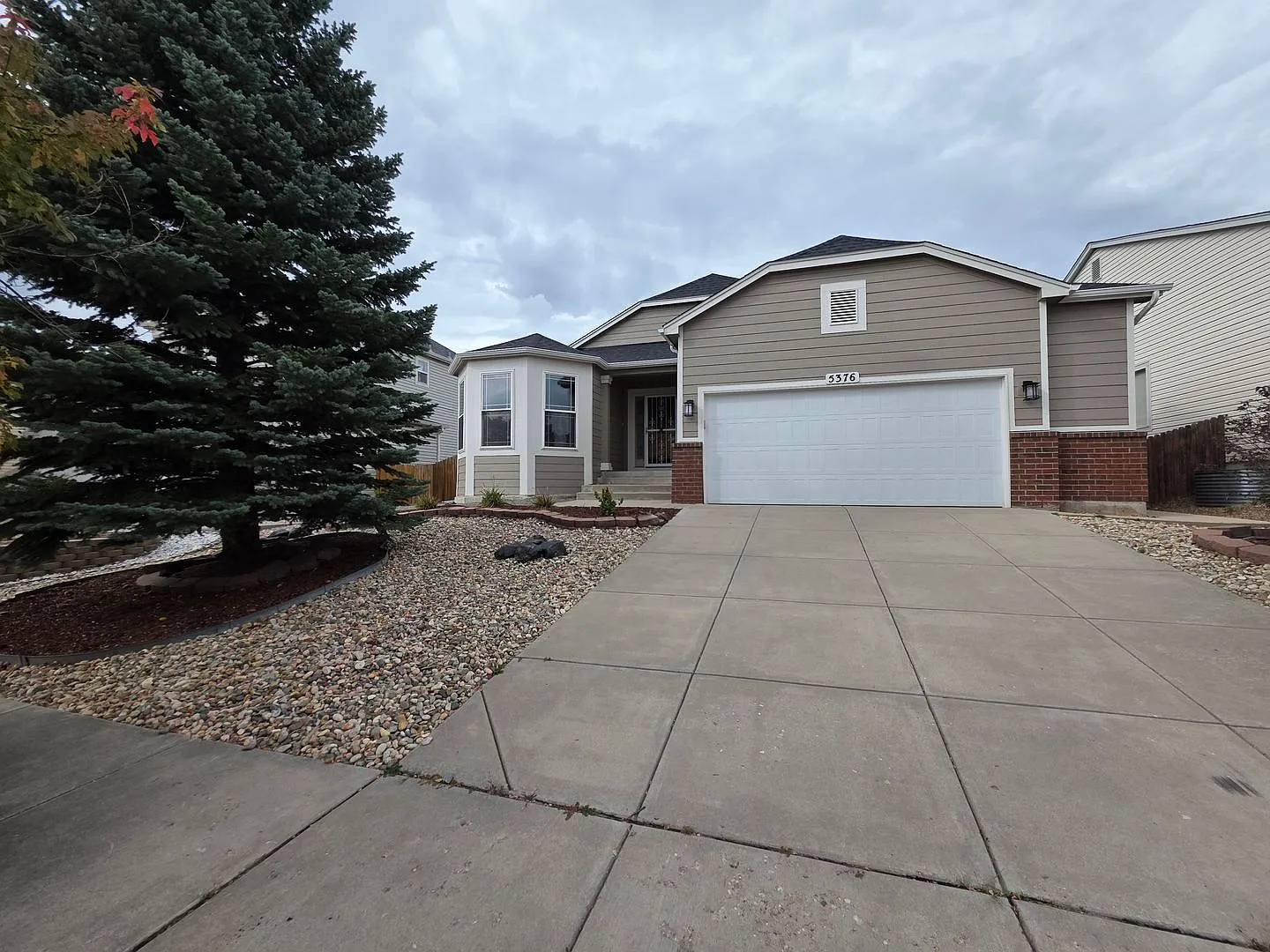 Gorgeous 5 Bed 4 bath Home In Wagon Wheels — Photo 2