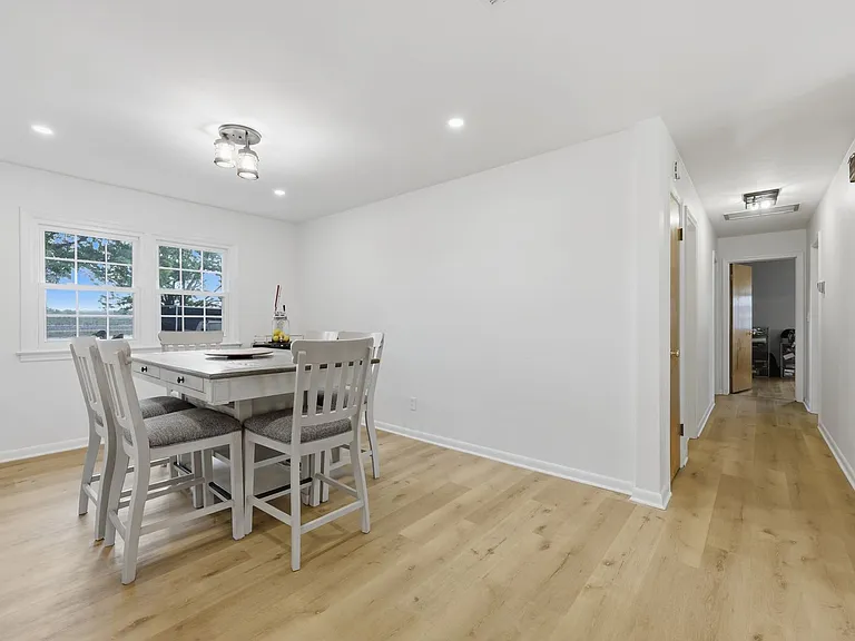 128 Convention Dr — Photo 16