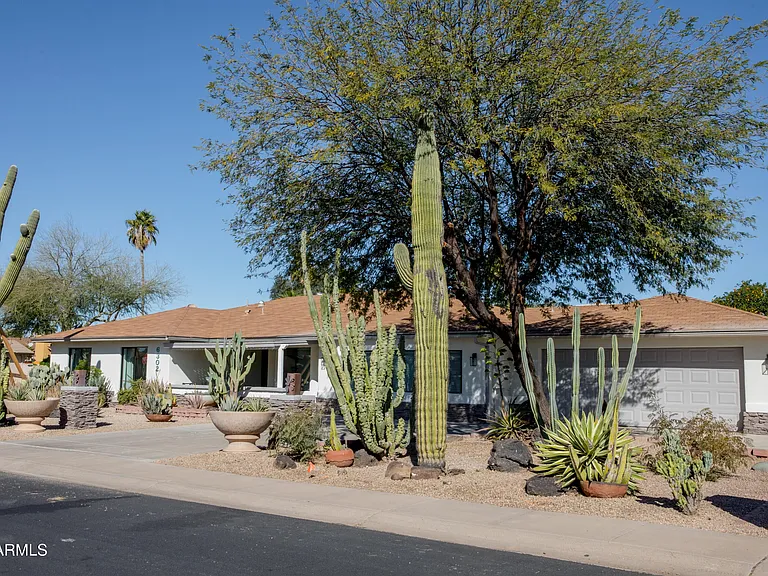 6302 E Winchcomb Dr — Photo 2