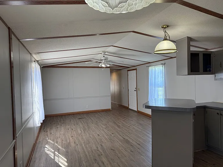 2471 Albany Dr — Photo 10