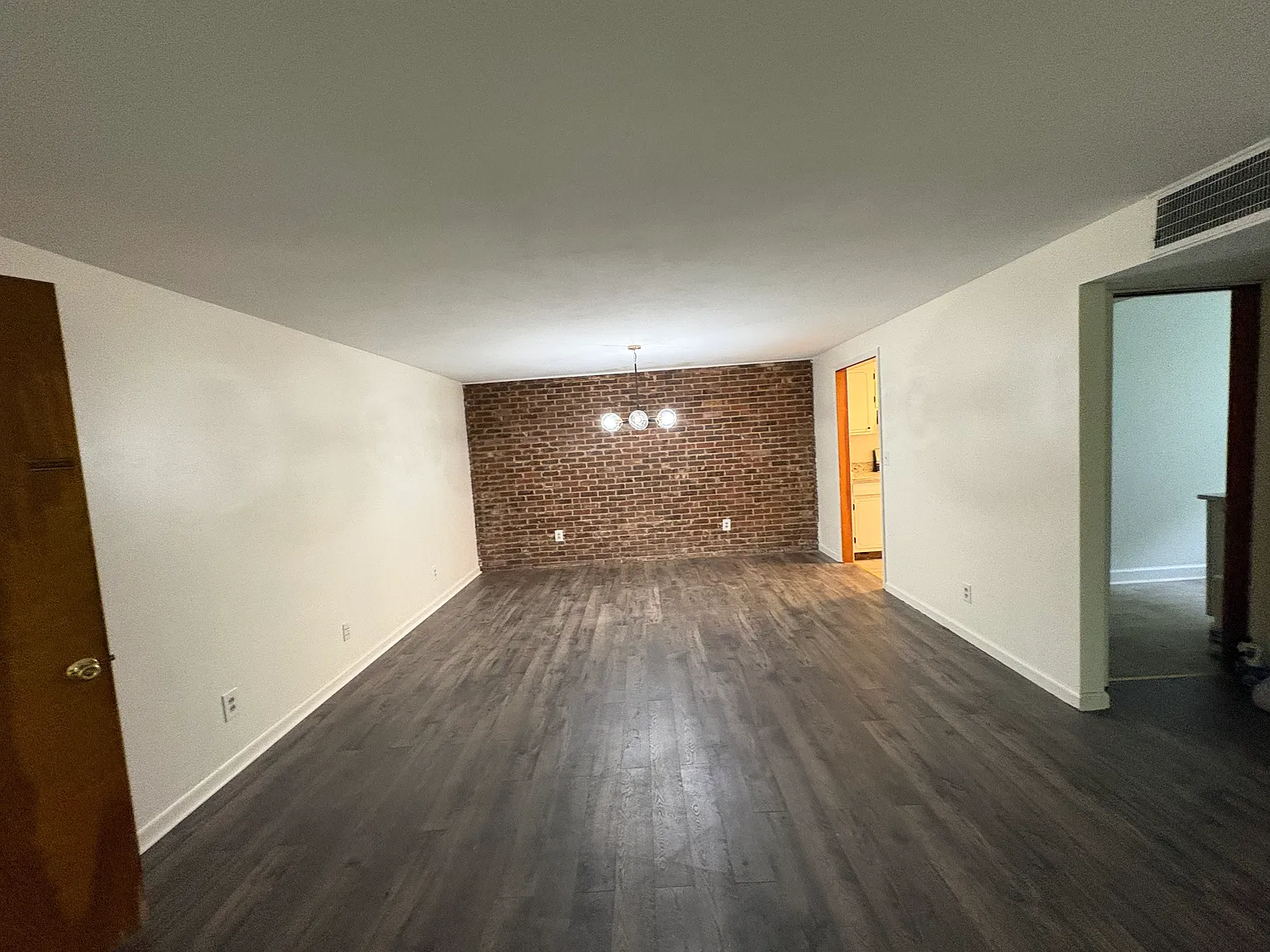 1 bed, 900 sqft, $1,300 — Photo 2