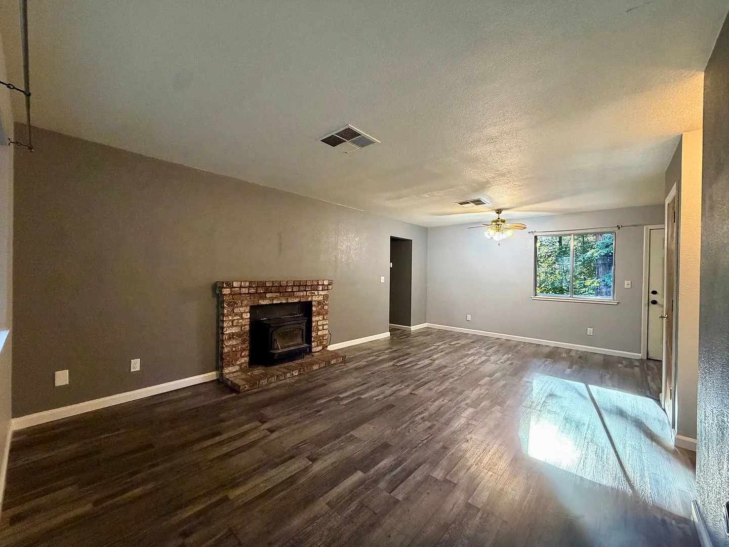 Charming 3-Bedroom Mountain Home with Fenced Yard. — Photo 2
