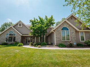 N54W16655 Ravenwood Dr, Menomonee Falls, WI 53051