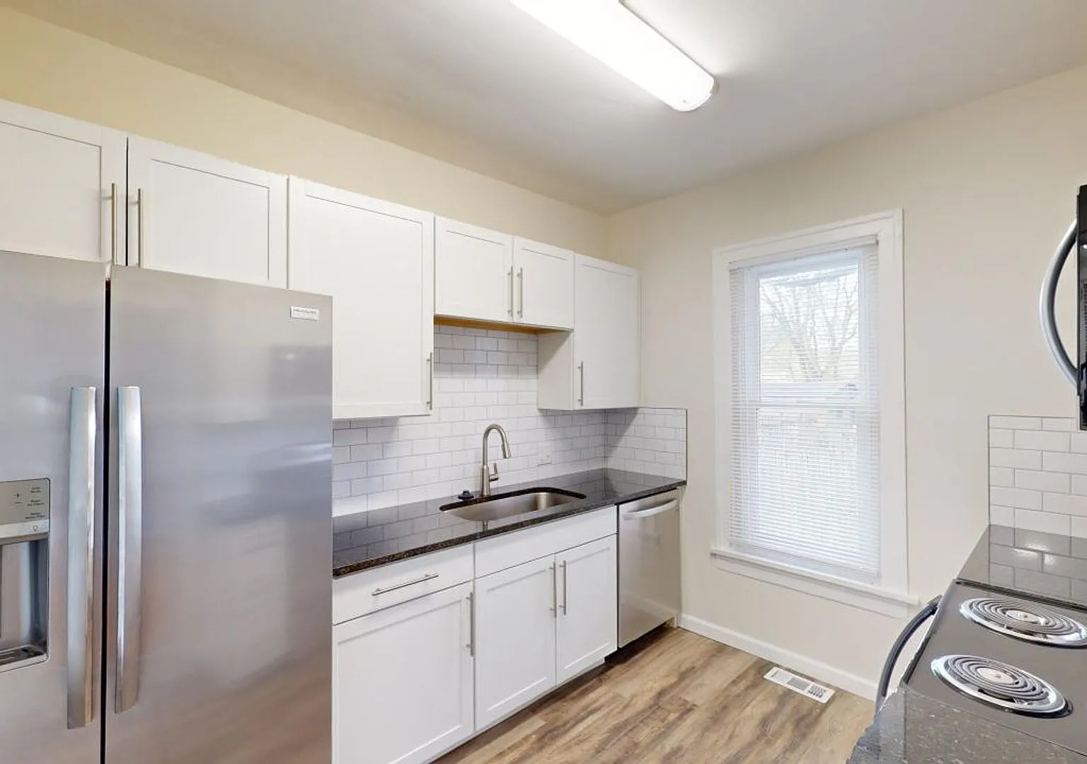 6 Bedrooms + 3.5 Full Bathrooms Single Family House — Photo 2