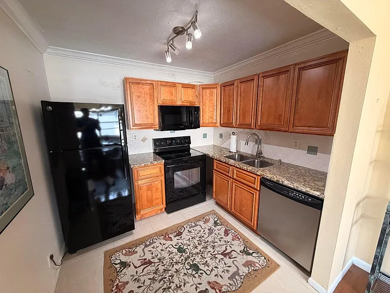 569 Normandy Ln #L — Photo 1