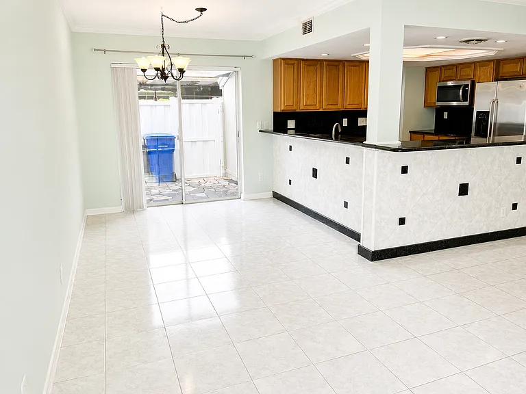 7201 San Luis Ct — Photo 4
