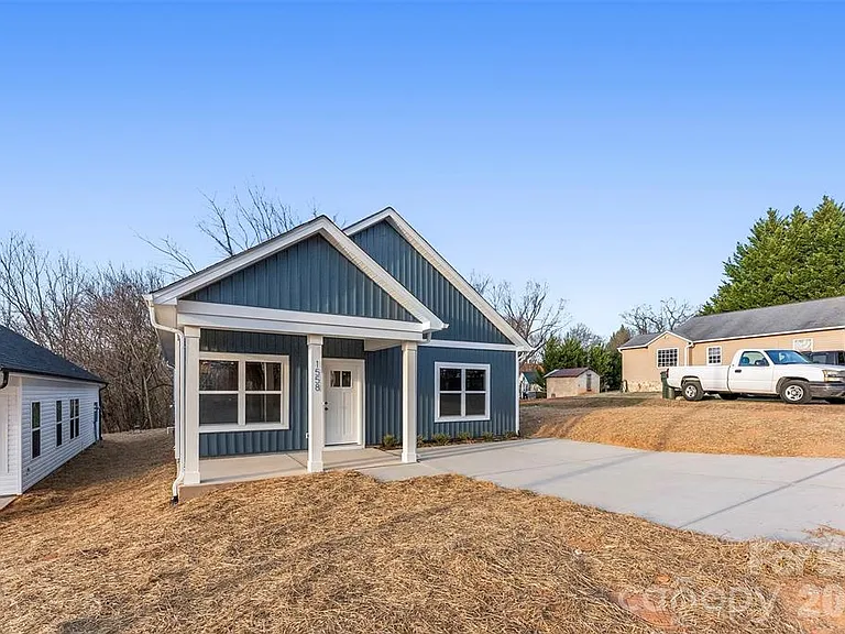 1558 7th Avenue Dr SW — Photo 2