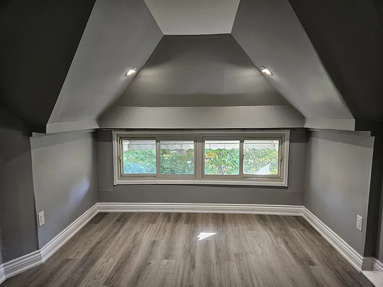 214 Rosslyn Ave S #2 — Photo 3