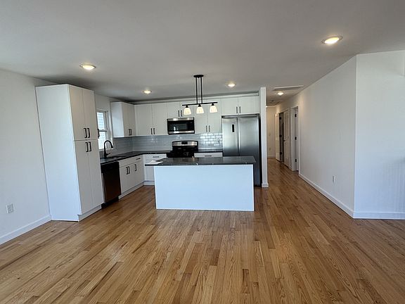 3rd image of 724 Seaport Dr #16079044