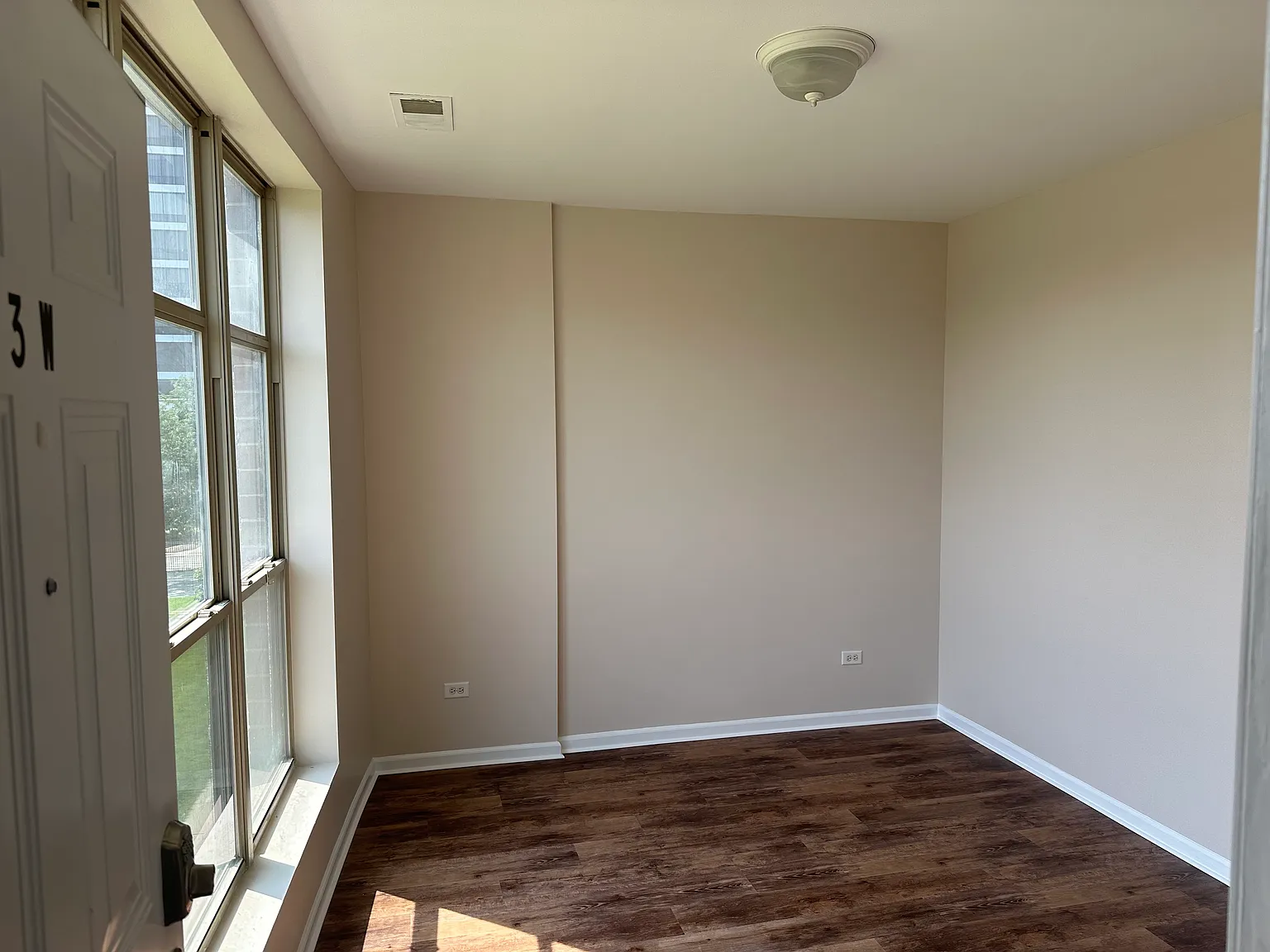 328 E 25th Pl — Photo 2