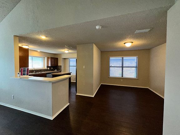 4th image of 2513 Claremont Dr