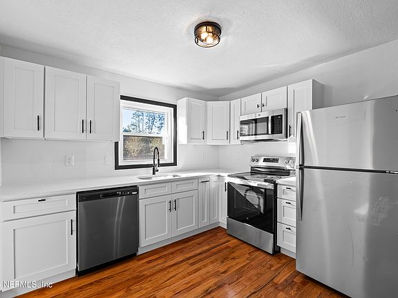 4th image of 2389 Hilly Rd