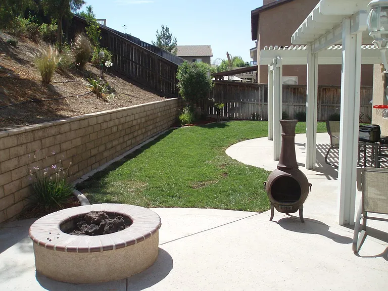 858 Derby St — Photo 13