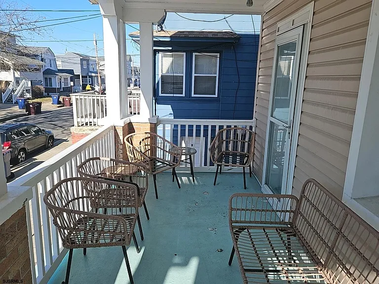 111 N Sacramento Ave — Photo 3