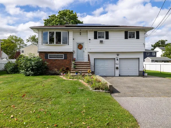 121 W Lake Drive, Lindenhurst, NY 11757