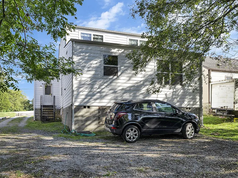 518 E Trinity Ln — Photo 11