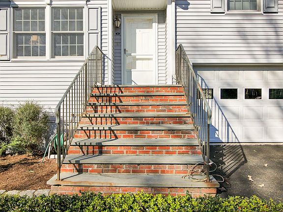 8 Tulip St Cos Cob CT 06807-large-030-032-031-1499x1000-72dpi.jpg