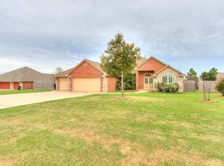 624 SW 45th St, Moore, OK 73160