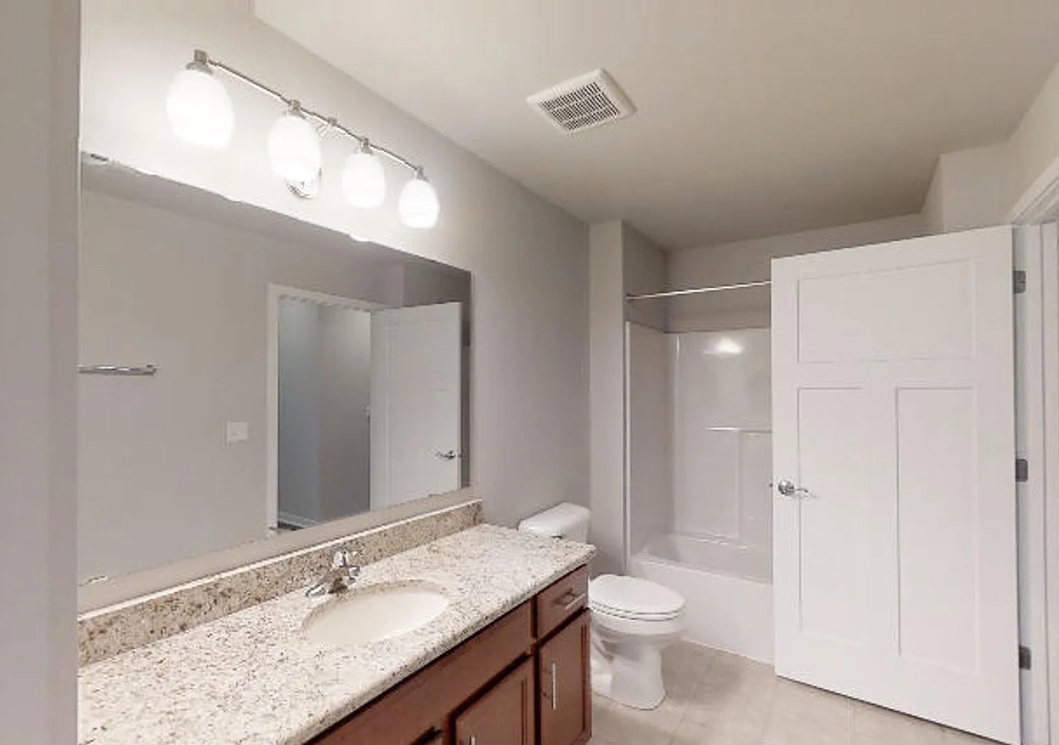 Condo Style Upper 2 Bedroom 2 Bathroom Apartment — Photo 3