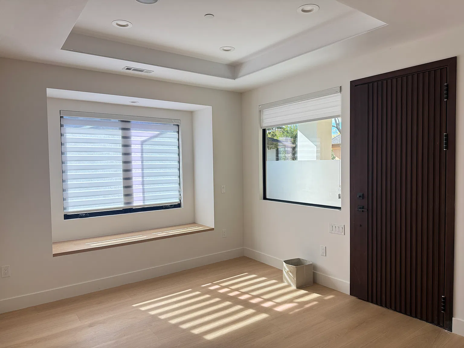 3 bed, 950 sqft, $6,300 — Photo 2