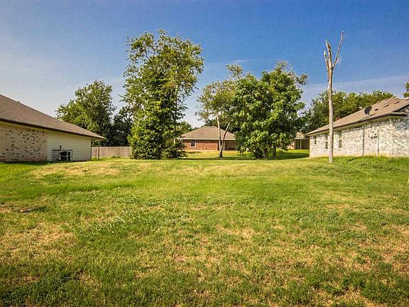 3rd image of 2204 Autumn Woods Dr