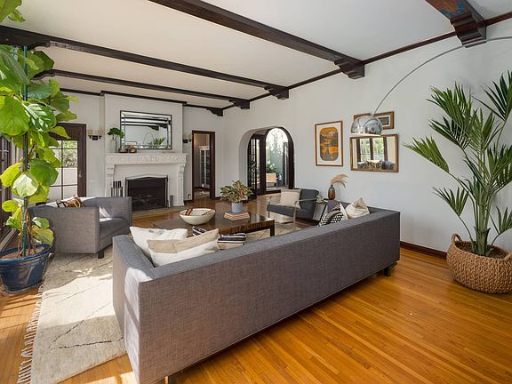 5th image of 139 N Mansfield Ave #1