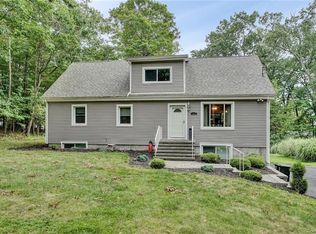 109 Cherry Dr, New Windsor, NY 12553