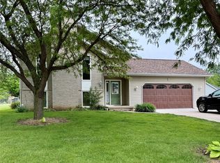 355 Wolf Valley Rd, Hiawatha, IA 52233