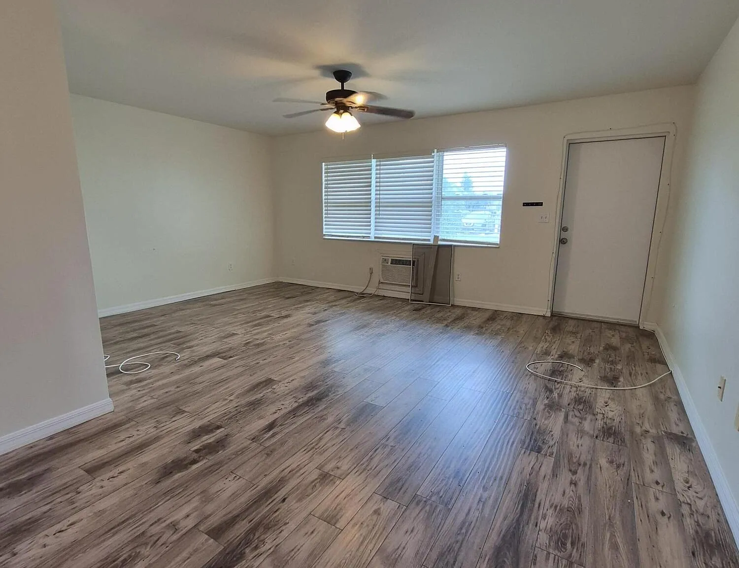 1 bed, 1.5 bath, 702 sqft, $1,300 — Photo 2